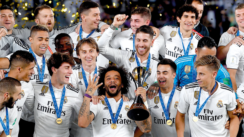 لاعبو ريال مدريد يحتفلون بكأس العالم للأندية.

تصوير: إريك أرازاس