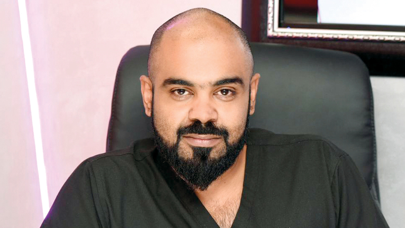 الدكتور أحمد العسلاوي:  &laquo;كثير من عيادات  التجميل تلجأ إلى  تقسيط المبلغ أو  تقسيمه على شيكات  آجلة من باب التسهيل  على المريض&raquo;.