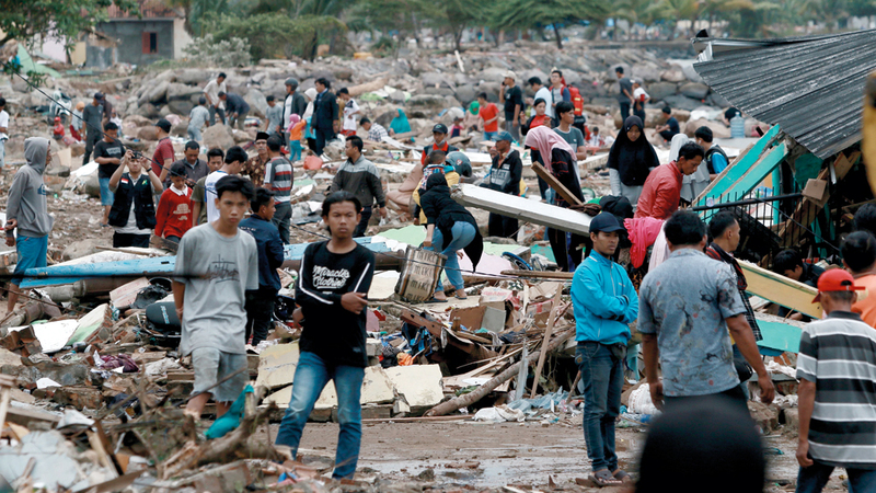 رجال الإنقاذ والسكان يبحثون عن ناجين وسط الركام الذي خلفه «تسونامي» جنوب سومطرة. أ.ف.ب