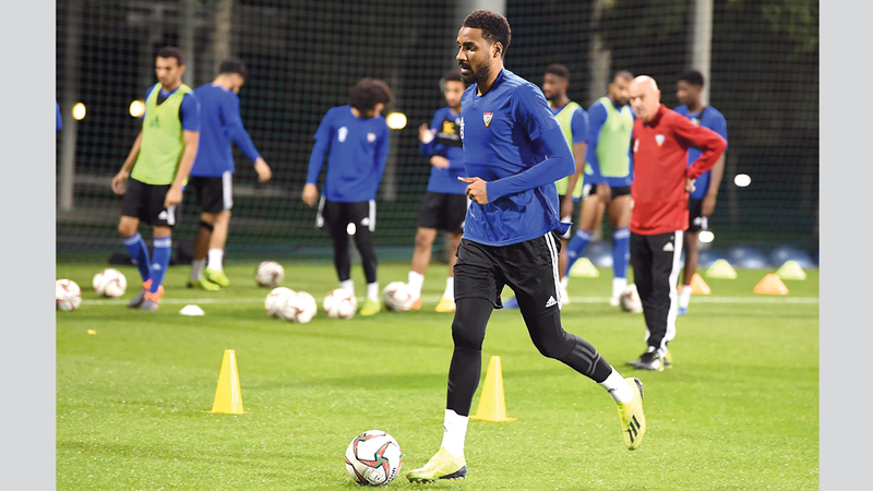 نجم المنتخب الوطني خميس إسماعيل خلال تحضيرات الأبيض لمواجهة الكويت ودياً. من المصدر