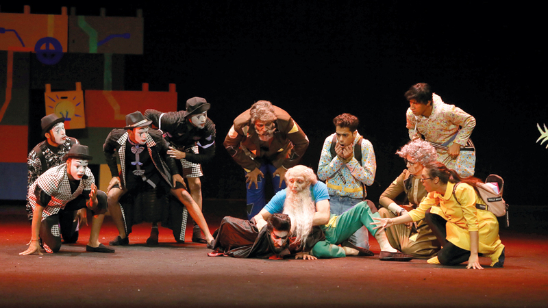 العرض يهدف إلى ترسيخ قيمة الحفاظ والتمسك بما تركه الآباء والأجداد. الإمارات اليوم