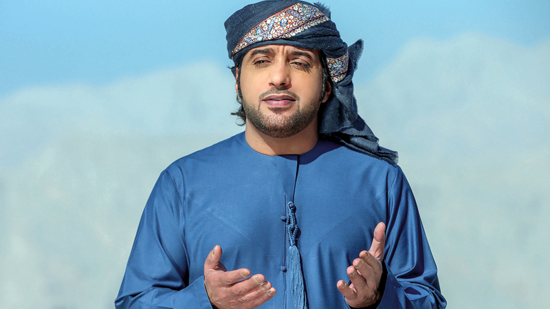 عيضة المنهالي سيغني في حفل ضمن فعاليات مهرجان الشيخ زايد التراثي. أرشيفية