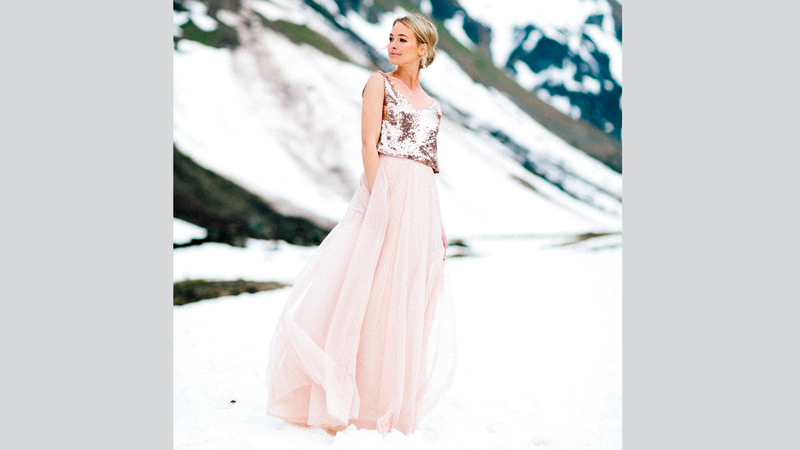 فستان الزفاف يزهو في 2019 أيضاً بدرجات أحمر الخدود الكلاسيكية كالوردي والمشمشي. د.ب.أ