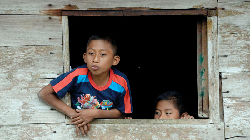 طفلان يراقبان المشهد بخوف واضح يبدو على وجهيهما.  أ.ف.ب