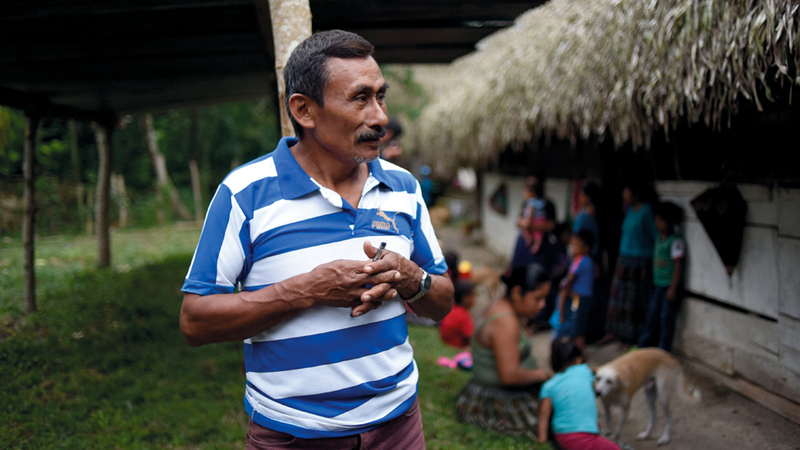 جد الطفلة المتوفاة يعبّر عن حزنه لفقدها.  أ.ف.ب