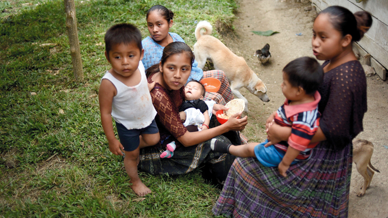 أهالي القرية التي تنحدر منها الطفلة في غواتيمالا  وقد خيّم الحزن على حياتهم.  أ.ف.ب