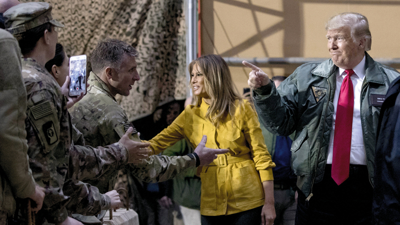 ترامب وميلانيا يحيّيان الجنود في قاعدة الأسد.  أ.ب