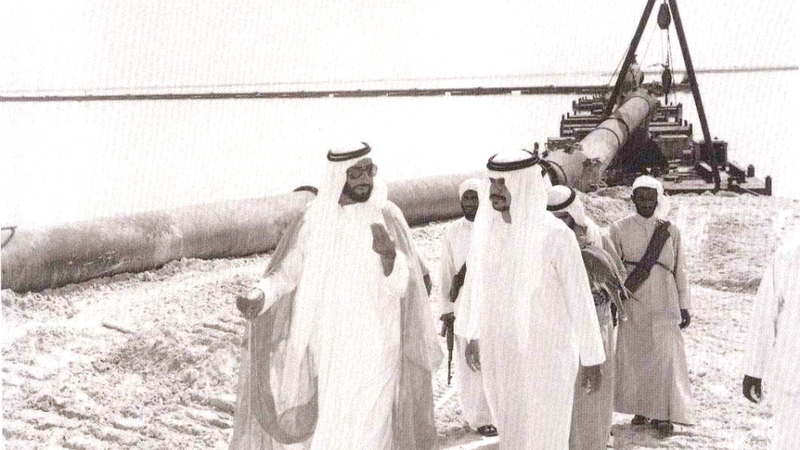 الشيخ زايد كان يشرف بنفسه على مراحل تنفيذ المشروعات.  أرشيفية