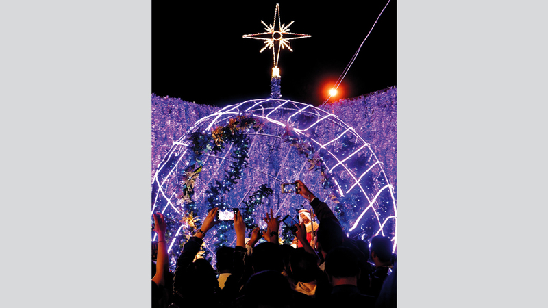 وانتشرت مظاهر العيد في المولات والسباقات على الكورنيش، ومناطق الألعاب والترفيه. دبي - الإمارات اليوم