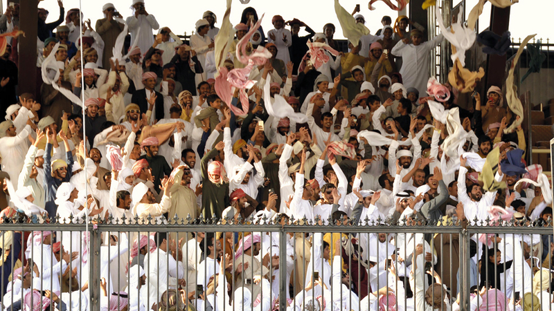 حشود كبيرة من عشاق الإبل والتراث في المنصة الرئيسة للمهرجان.

من المصدر