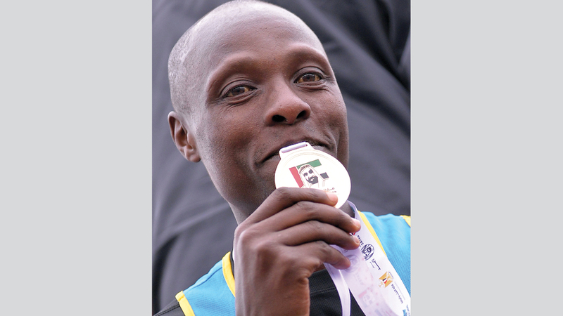 بطل السباق الكيني جيمس سياد. من المصدر