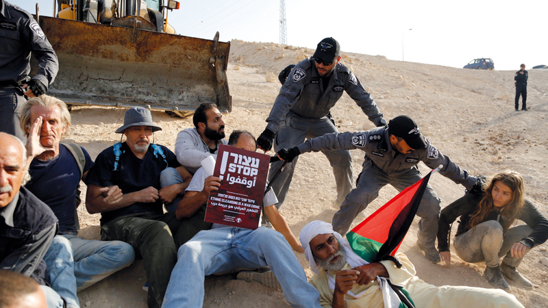 قوات الاحتلال تشتبك مع المعتصمين في الخان الأحمر. أرشيفية