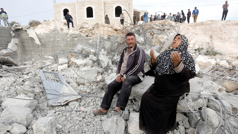 فلسطينية تجلس على أنقاض منزلها الذي هدمه الاحتلال في أكتوبر الماضي. أرشيفية