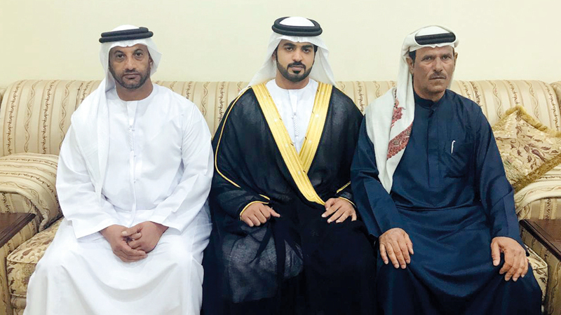 الحلامي (يمين) ونسيبه العريس حميد الهلي. من المصدر