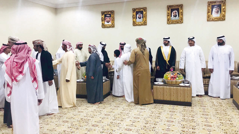 الحلامي وأقاربه يتقبلون التهاني. من المصدر