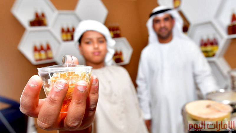 عرض أنواع متنوعة من العسل أبرزها العسل الإماراتي