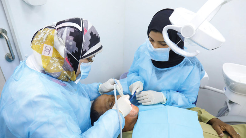 500 شخص تم علاجهم في عيادة متنقلة لطب الأسنان نظمتها الجامعة بمناسبة «عام زايد». الإمارات اليوم