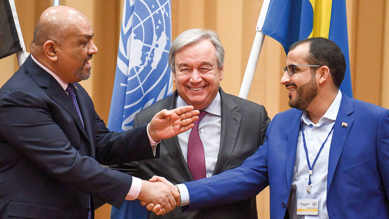 طرفا المفاوضات في السويد يتصافحان بعد اتفاق ميناء الحديدة يتوسطهما الأمين العام للأمم المتحدة أنطونيو غوتيريس.  أرشيفية