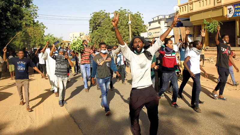 السودانيون زحفوا في الشوارع بعد أن عجزوا عن تحمل المزيد من التقشف. رويترز