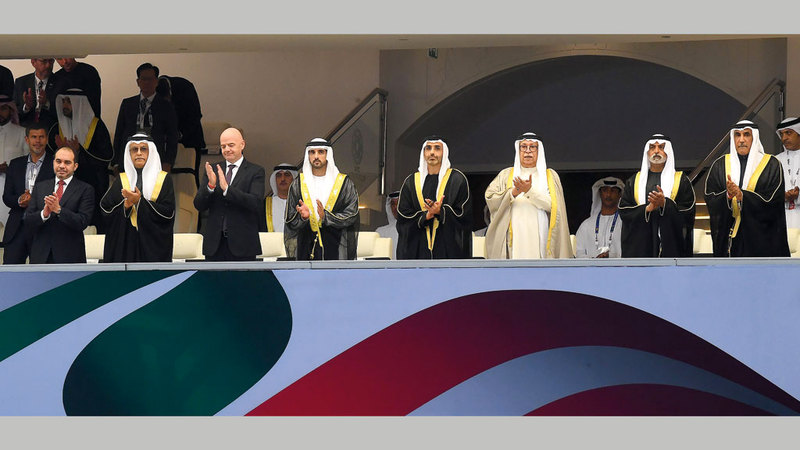 حمدان بن محمد خلال حضور افتتاح البطولة ومباراة الإمارات والبحرين أمس. تصوير: إريك أرازاس ونجيب محمد