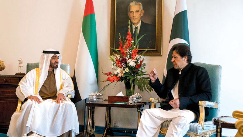 محمد بن زايد خلال مباحثاته مع عمران خان في إسلام آباد. وام