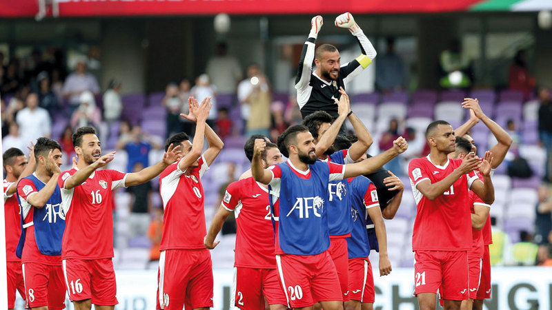 لاعبو المنتخب الأردني يرفعون عامر شفيع على الأكتاف بعد تألقه أمام أستراليا. تصوير: نجيب محمد