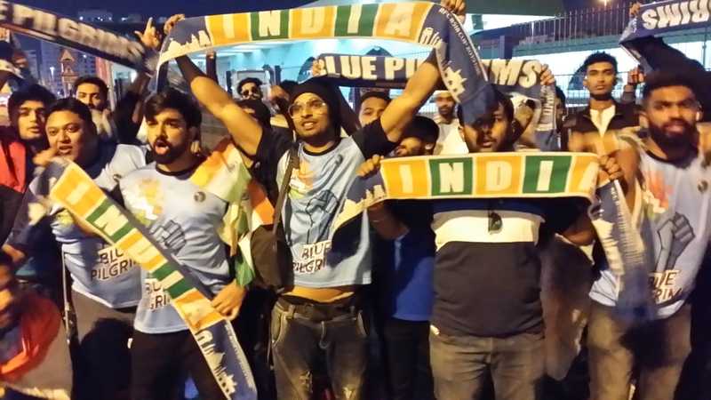 الجمهور الهندي خلال مؤازرته لمنتخب بلاده أمام تايلاند. الإمارات اليوم