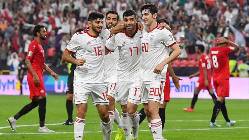 لاعبو إيران يحتفلون بالحصول على النقاط الثلاثة. تصوير: إريك أرازاس