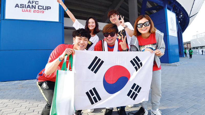 حضور كبير للجماهير الآسيوية خلف منتخباتها في البطولة.. وفي الصورة جانب من أنصار المنتخب الكوري الجنوبي.  تصوير: باتريك كاستيلو