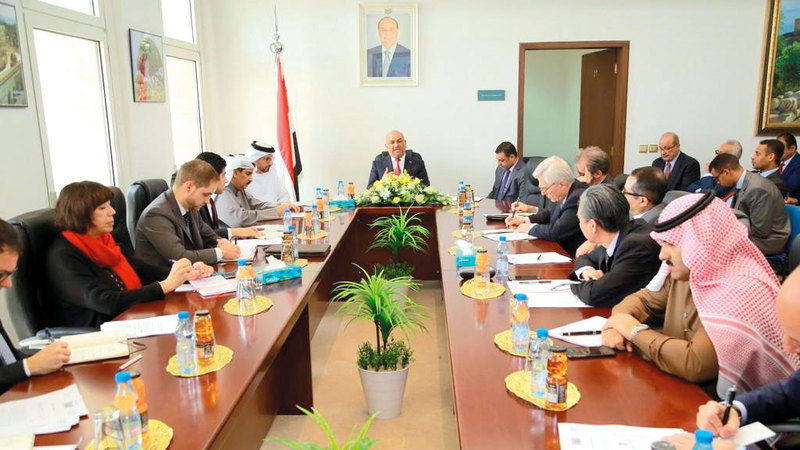 اليماني خلال اجتماعه مع سفراء الدول الراعية للعملية السياسية في اليمن. سبأنت