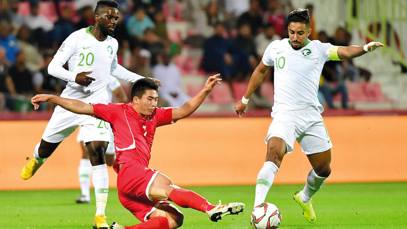 لاعبو السعودية تلاعبوا بالكوريين أمس ودشنوا البطولة بقوة.  تصوير: باتريك كاستيلو