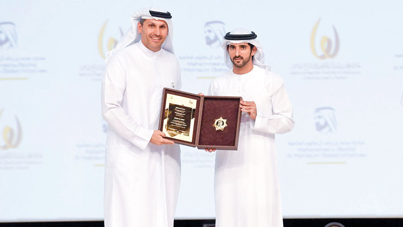 حمدان بن محمد يكرم خلدون خليفة المبارك بجائزة الشخصية الرياضية المحلية. وام