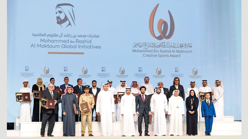 حمدان بن محمد يتوسط الفائزين بالدورة العاشرة من جائزة محمد بن راشد آل مكتوم للإبداع الرياضي. وام