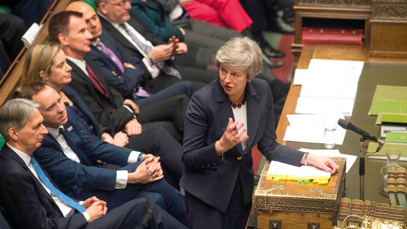 رئيسة الوزراء تيريزا ماي خلال جلسة مع أعضاء الحكومة. أ.ف.ب