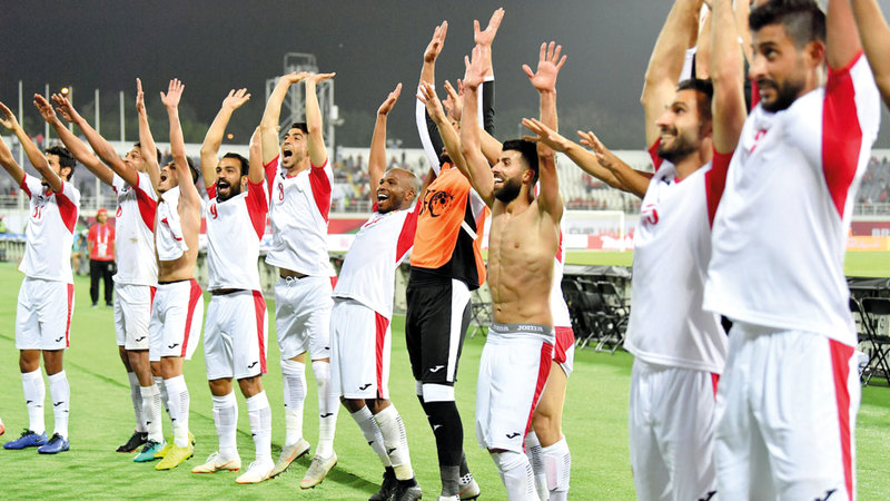 نجوم المنتخب الأردني يحتفلون بالفوز الثمين على سورية. تصوير: نجيب محمد