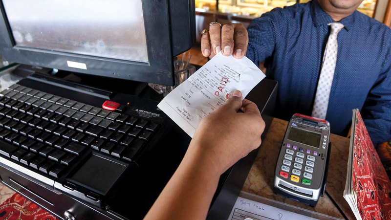 إضافة المعلومات إلى الفاتورة تعد مستنداً رسمياً من المحل يساعد على إثبات التلاعب في حال حدوثه. تصوير: أشوك فيرما