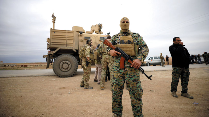 قوات سورية الديمقراطية بمنطقة الحسكة بالقرب  من الحدود السورية التركية. رويترز