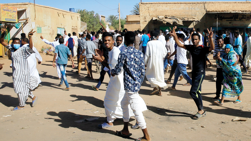 سودانيون يتظاهرون في الخرطوم للمطالبة بتنحّي البشير.  رويترز