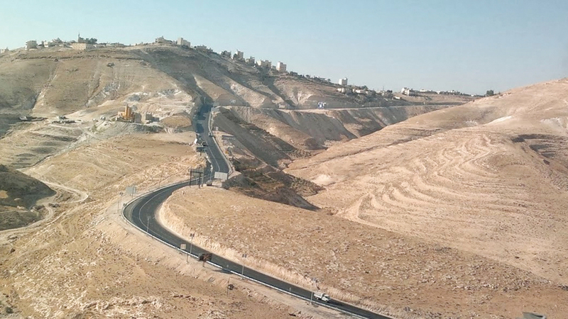 «واد النار» بديل لطريق القدس - رام الله الذي أغلقته إسرائيل بفعل بوابات الجدار والحواجز العسكرية المنتشرة.  الإمارات اليوم