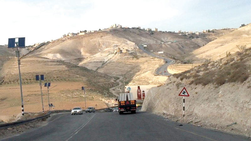 طريق واد النار يتجاوز طوله 3.5 كيلومترات يبدأ من أعلى قمة جبل في بيت لحم وينتهي عند سهل في بلدة السواحرة شرق مدينة القدس.  الإمارات اليوم
