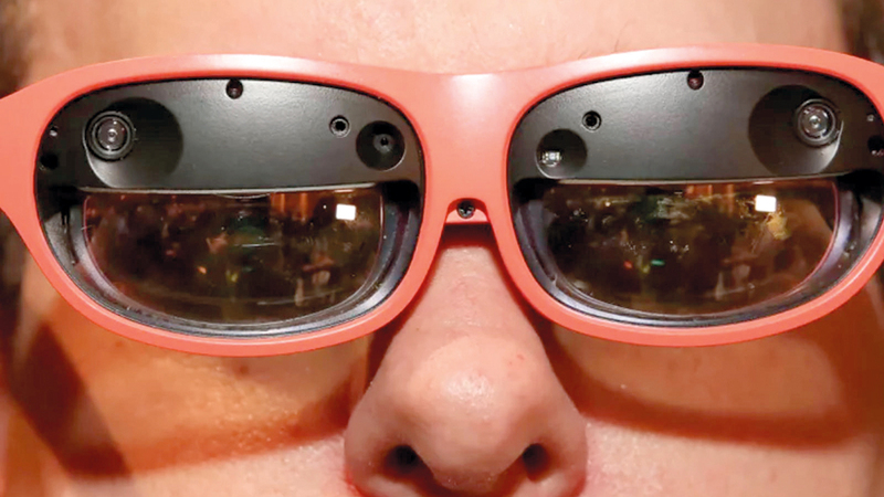 نظارات «إن ريال لايت» طرحت لتنافس نظارات «ماجيك ليب» في مجال الواقع المعزز. من المصدر