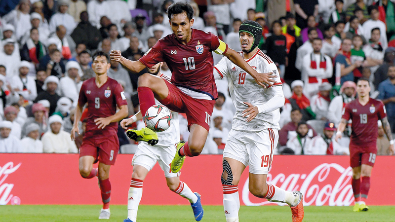 هجمة تايلاندية وسط رقابة دفاعية من المقاتل إسماعيل أحمد. الإمارات اليوم