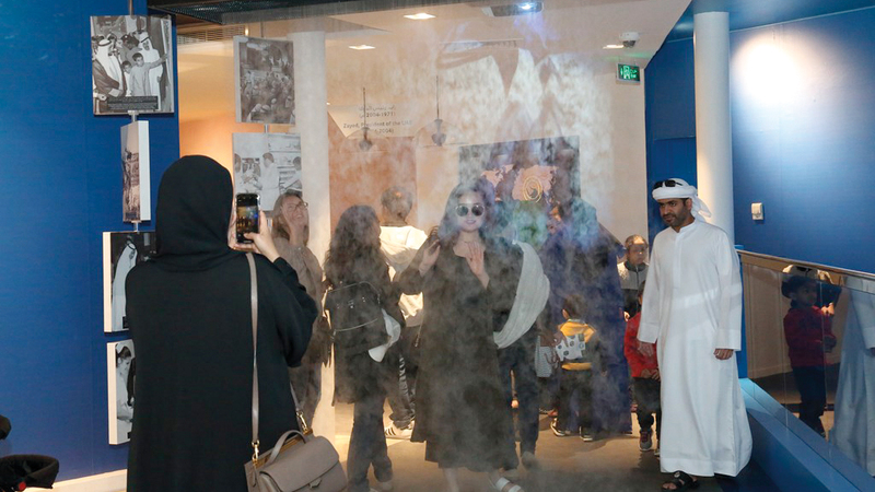 شاشة من بخار الماء تعرض صوراً تاريخية لاتحاد الإمارات.

من المصدر