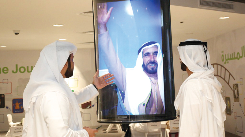 الشاشات العمودية تتزين بصور الشيخ زايد. من المصدر