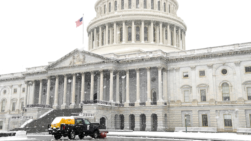 كابيتول هيل مقر «الكونغرس» الأميركي يطل من بعيد بين الضباب.  رويترز