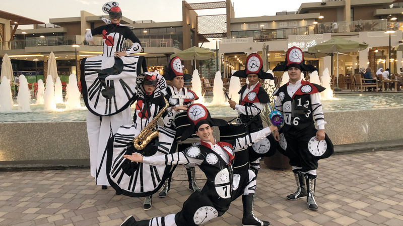 العروض البهلوانية أمتعت زوار واجهة المجاز المائية. من المصدر