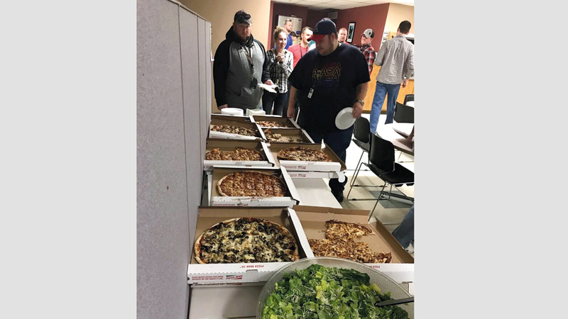 المراقبون الجوّيون الكنديون يتبرعون بالبيتزا لزملائهم الأميركيين. رويترز