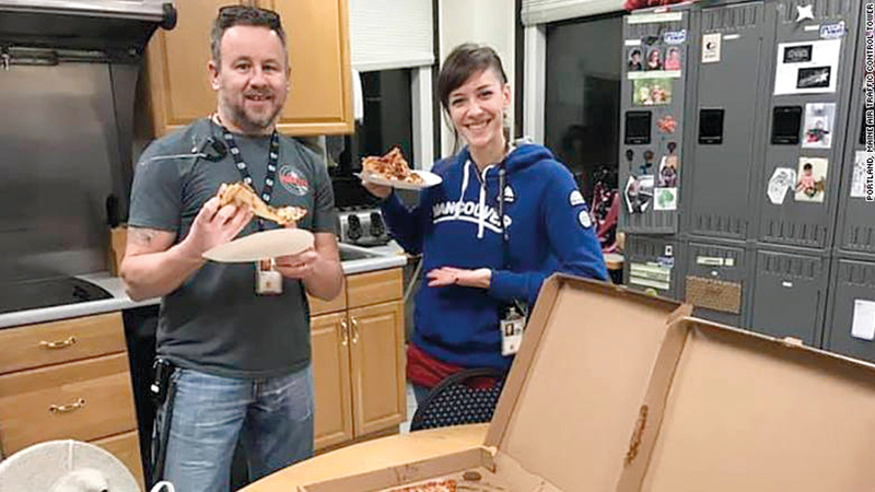 اثنان من المراقبين الجوّيين الأميركيين يتناولان البيتزا المرسلة من زملائهما الكنديين. غيتي