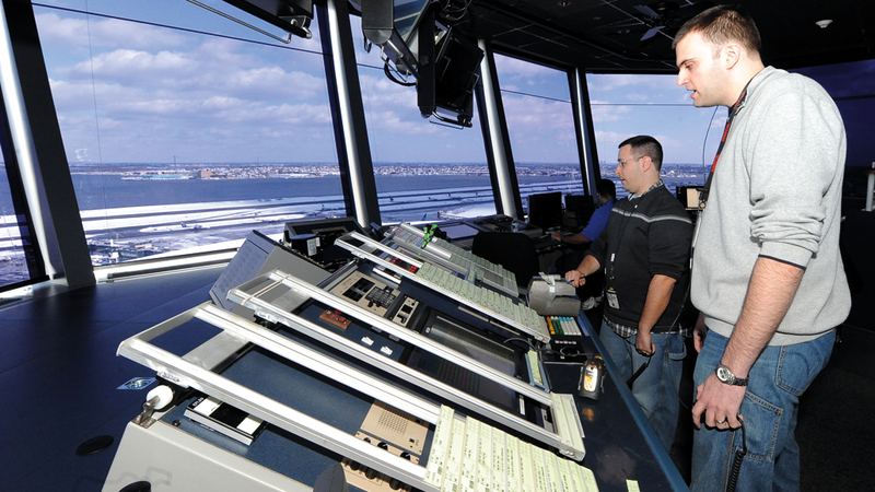 مراقبون جوّيون أميركيون يعملون من دون أجر بسبب الإغلاق الحكومي. إي.بي.إيه