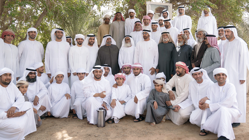 محمد بن زايد متوسطاً أبناء منطقة أم غافة.   من المصدر